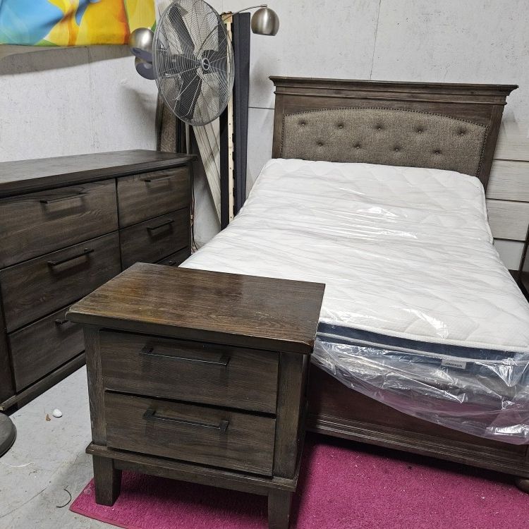 Elevating Queen Size Bedroom Set 