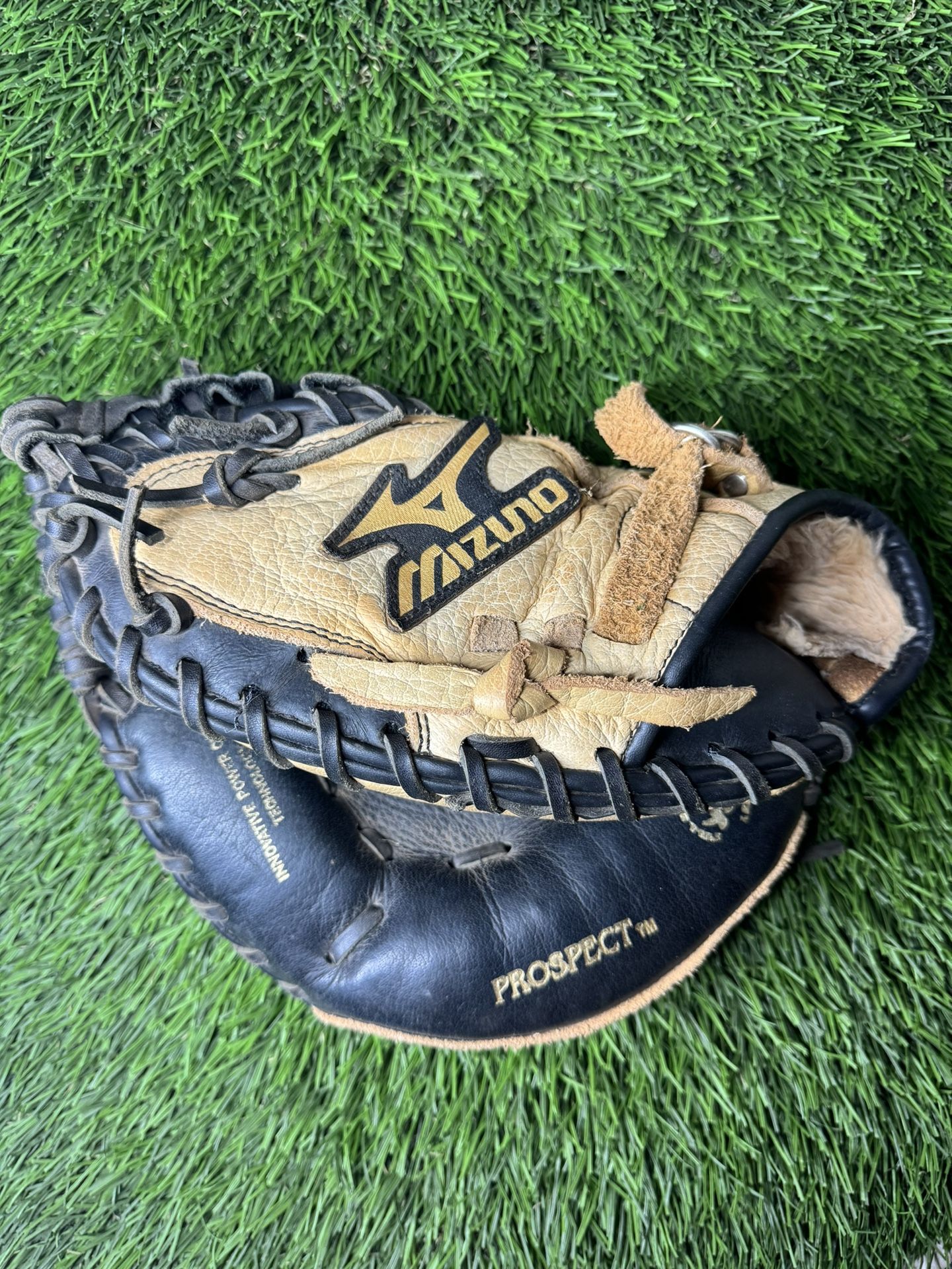 Mizuno Youth Prospect GXC 105 32.5” Catcher’s Mitt (Left-Handed Throw) (Used)