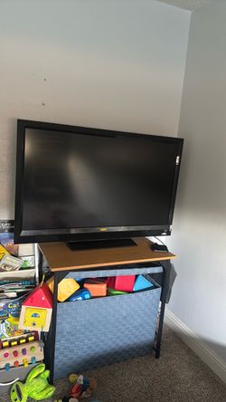 Tv and desk for sale  for cheap shoot me offer