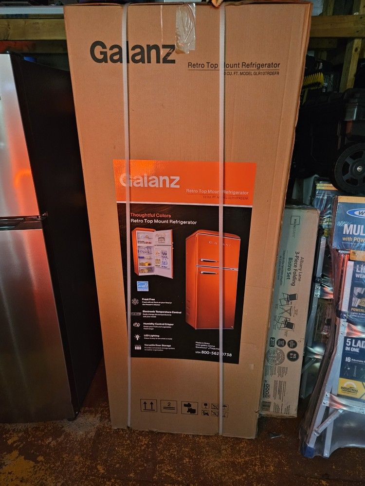Galanz 24in 10cu. FT. Retro Top Freezer