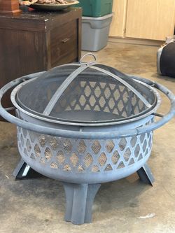 Round Steel Outdoor Fire Pit with Spark Screen