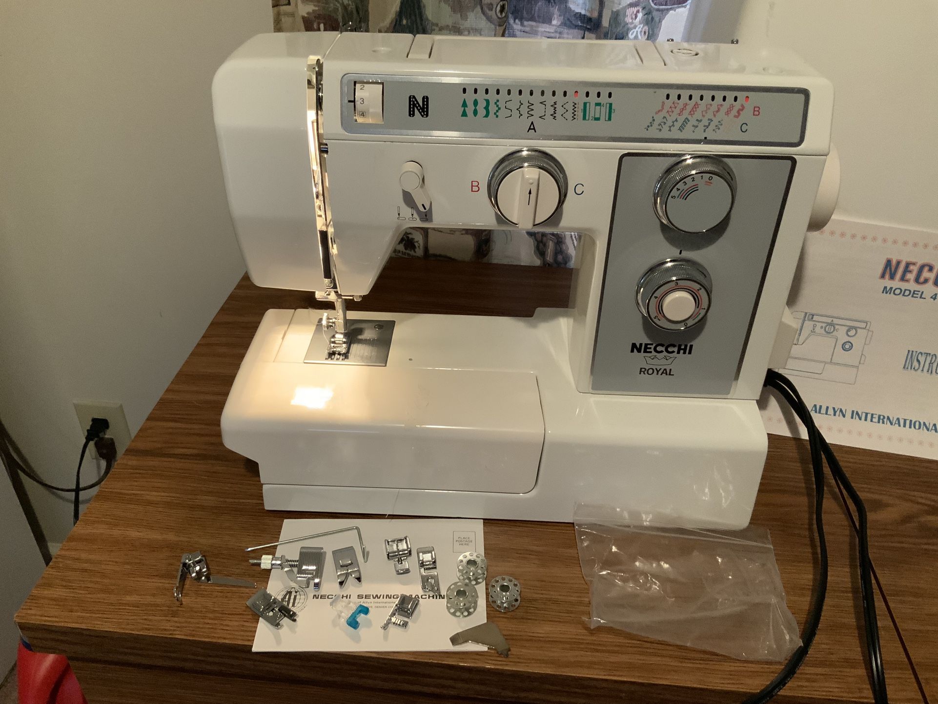 Like New Necchi Sewing Machine with accessories, manual & Case barely use it, habló Español 