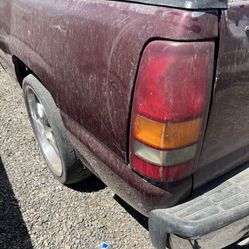 Cajas De Chevys Y Mas De 200 Carros De Partes