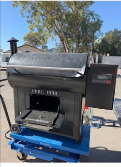 ** TRAEGER CENTURY 885 PELLET GRILL SMOKER WITH DIGITAL TECHNOLOGY USED.WORLS GREAT