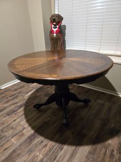 Beautiful solid oak kitchen table 48"