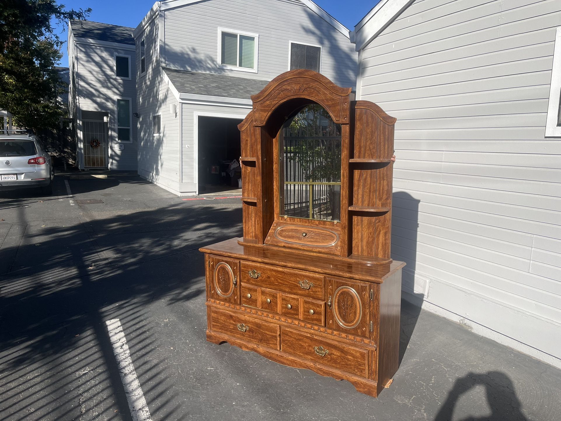 Elegant Wooden Dresser with Mirror – Timeless Style & Storage