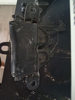 2008 toyota tacoma hood lock