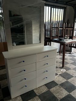 Dresser and mirrow