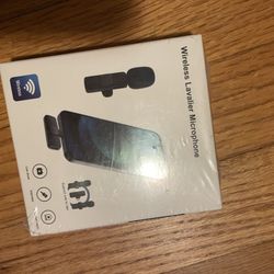 Lavalier Wireless Microphone for iPhone iPad, Wireless Microphone for Video Recording, Game Live Streaming, Interviews, YouTube, TikTok, Vlog