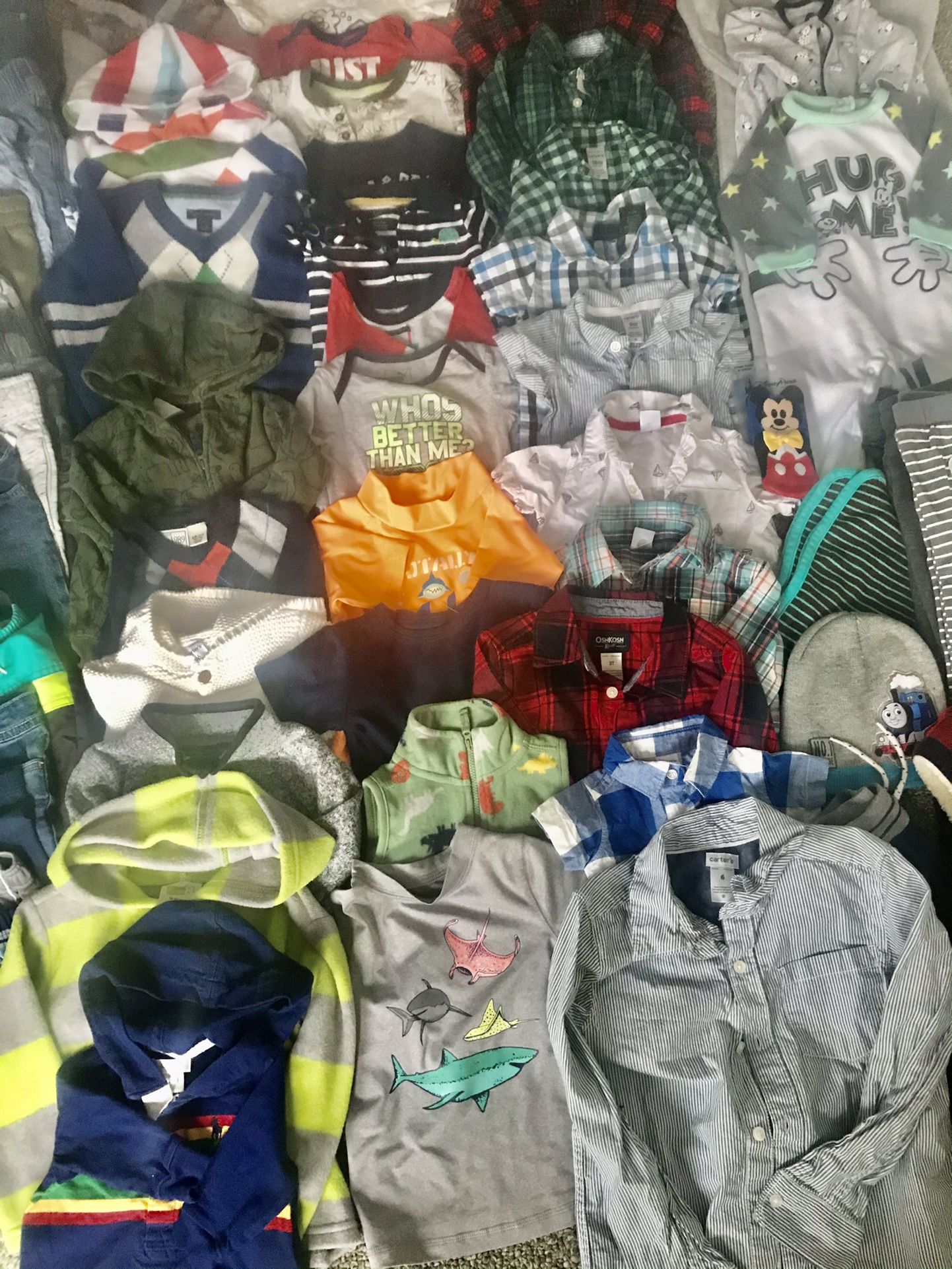 Lot of 54 pzc baby gboy clothes only good Brands  Sizes From 0 to 5 T perfect condition any marks ,many are new  Oshkosh  Carter’s  Nike  Disney  Old 