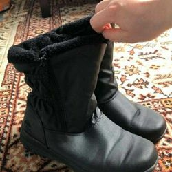 Winter boots size 6/7 US