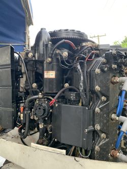 Motor para partes un pistón bajo compresión