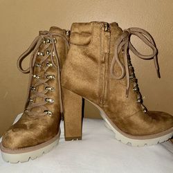 JLO HANNAHLEE TIMBER LACEUP BOOTS - Size 10