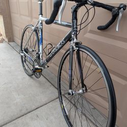 TREK ROAD BIKE. 700x25c. Large Frame. 56cm. Aluminum & Carbon Fiber. EXCELLLENT CONDITION 👌🏼