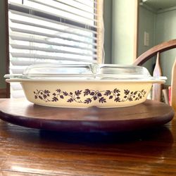*VINTAGE* Pyrex Divided Dish - 1 1/2 Qt - w/Lid - Gold Acorn - Small blemishes 