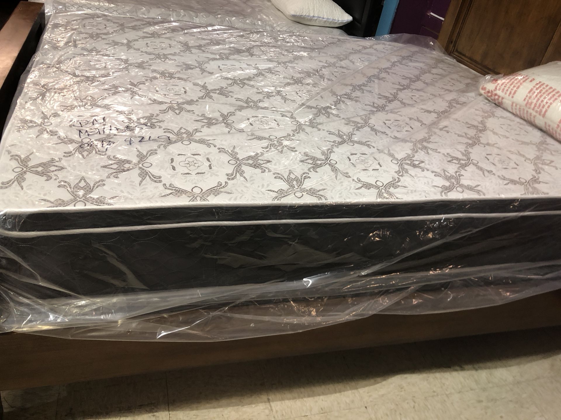 Mattress and box spring queen size pillow top Lopez furniture low price $289