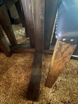 Huron Pedestal Table and 4 chairs - table 42” x 42”