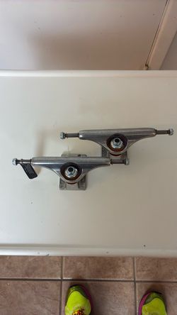 Skateboard Trucks —Independent