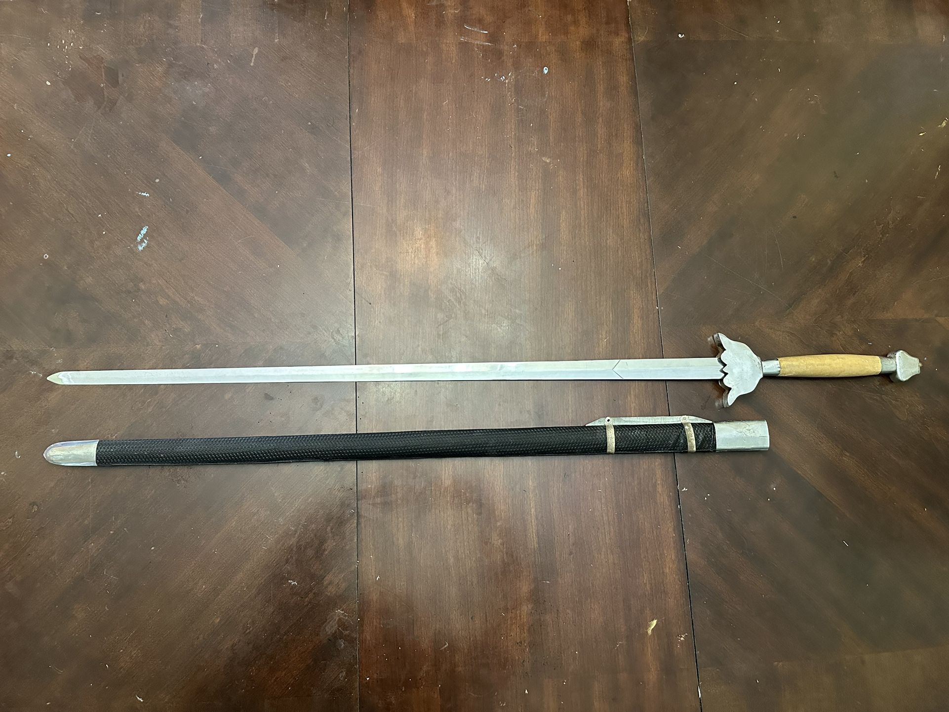 MEDIEVAL TIMES 50" SWORD GREAT FOR DISPLAY OR COSPLAY ROLE PLAY PROP VINTAGE COMES WITH SWORD SHEATH COVER. MY BROTHER USED TO GO TO DUNGEONS AND DR
