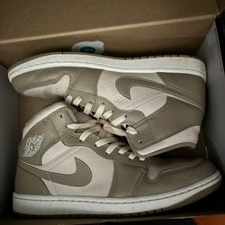 Air Jordan 1 Mid Legend Light