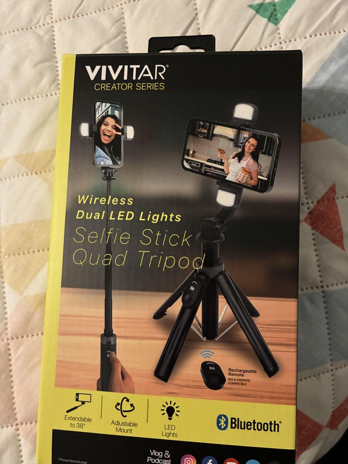 Wireless Dual LED Light Selfie Stick Quad Tripod – Adjustable Phone Holder / Palo Selfie Inalámbrico con Doble Luz LED y Trípode Cuádruple – Soporte d