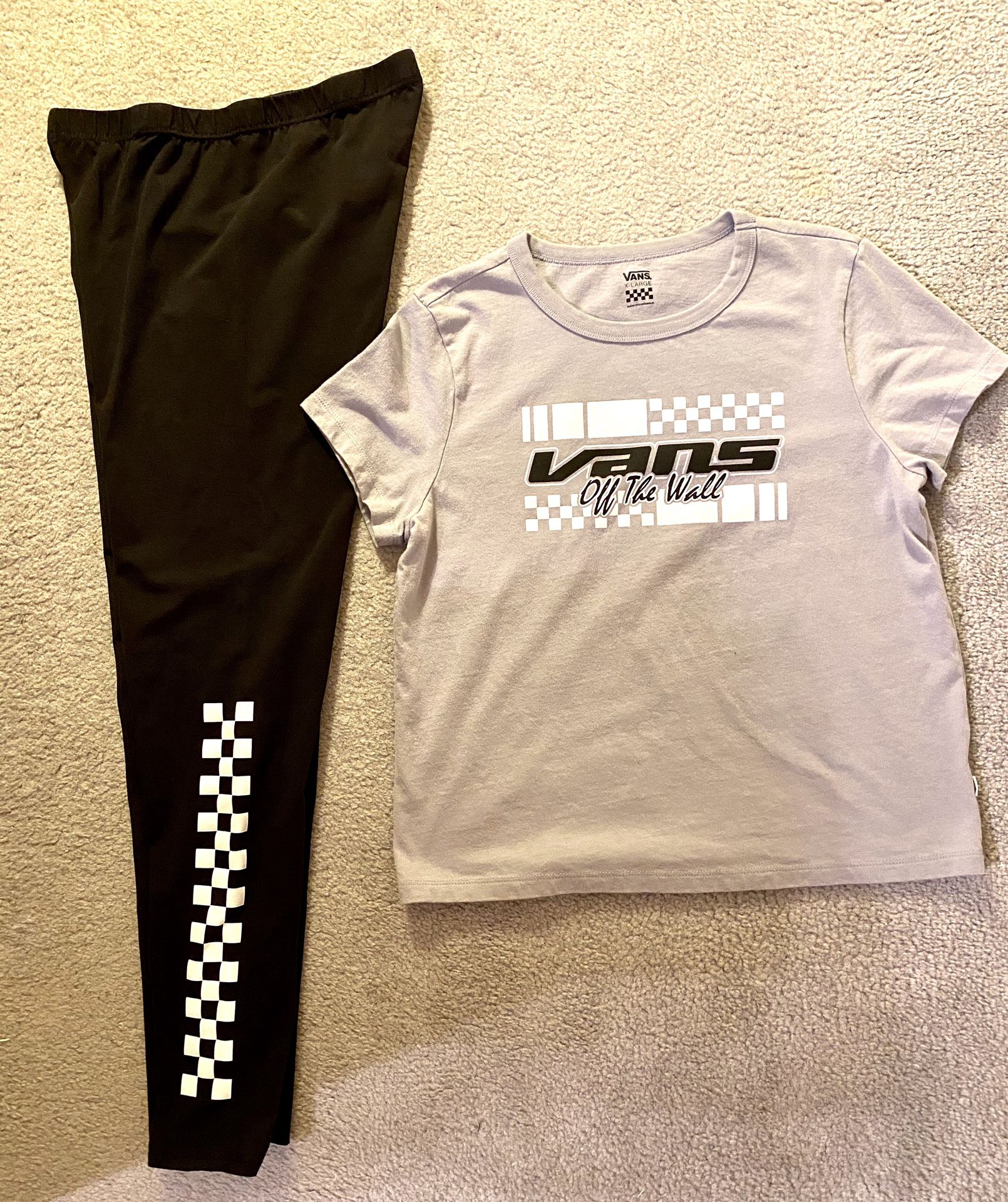 Women’s Vans brand outfit - leggings and a shirt - Size L