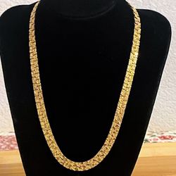 Beautiful Vintage Thick Gold tone Necklace (NOT REAL GOLD) 18”inches Long