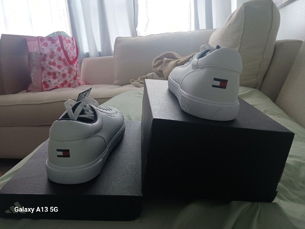 Mens Tommy Hilfiger Memory Foam Sneakers Size 10 1/2. Brand New
