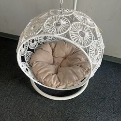 Beautiful In Pet Bed. Very Good Condition.. I Am Including An Automatic Feeder. 40$ for both pick up DTLA little Tokyo.