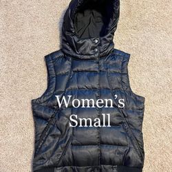 NORTH FACE / Puffer Hooded 550 Down “BLACK-OUT” Puffy Vest Coat Jacket / Women’s Small (S) / Retails $200 +Tax / Like New w/o Tags!! / Black-Out