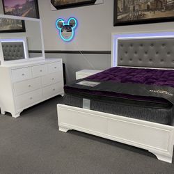 4PC Queen Bedroom Set W/ LED Lights