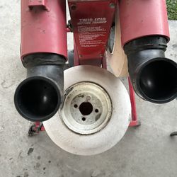 Baseball pitching machine