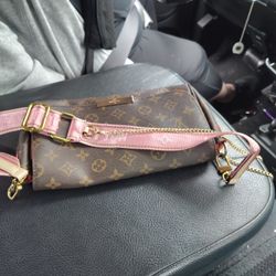 Louis Vuitton Favorite MM clutch bag - used twice!