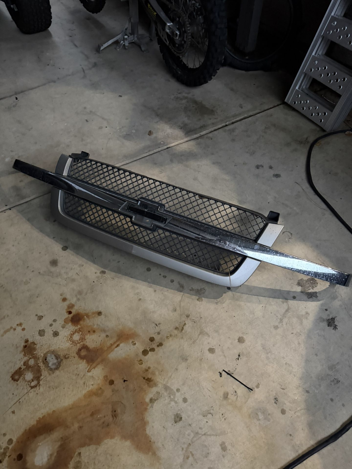 2005 Chevy Cat Eye Front Grille Chrome