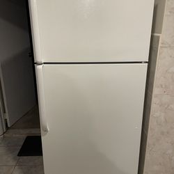 Ge Refrigerator - Like New