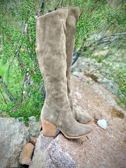 WOMENS BOOTS-SIZE 6-OLIVE