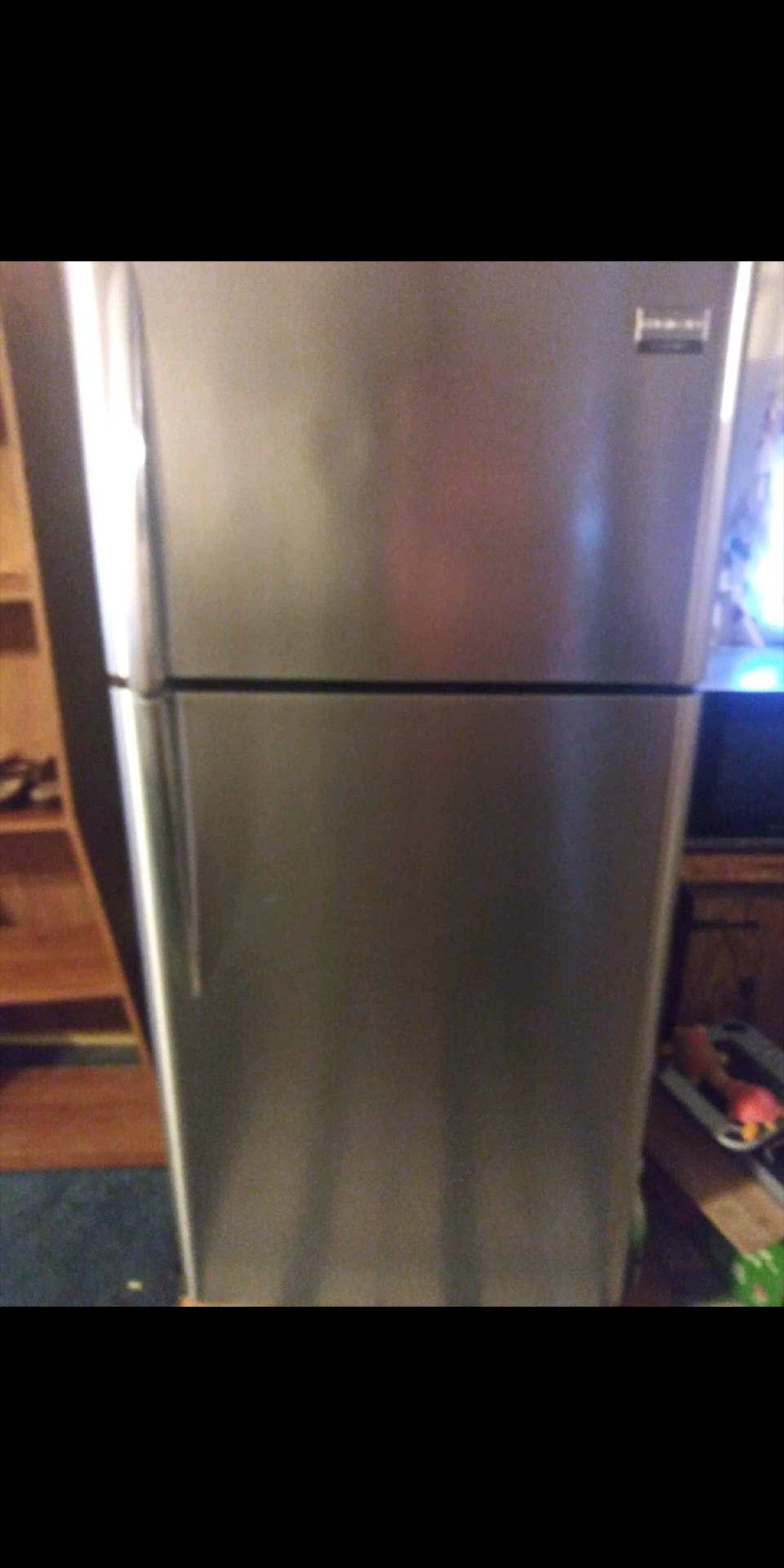Frigidaire refrigerator top and bottom like new. It's in great shape outside is easy wipe clean.