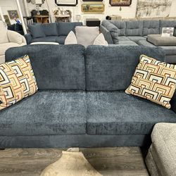 Aviemore Sofa And Loveseat NEW IN BOX