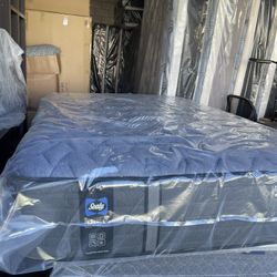 Full Size Mattress Sealy Posturepedic 