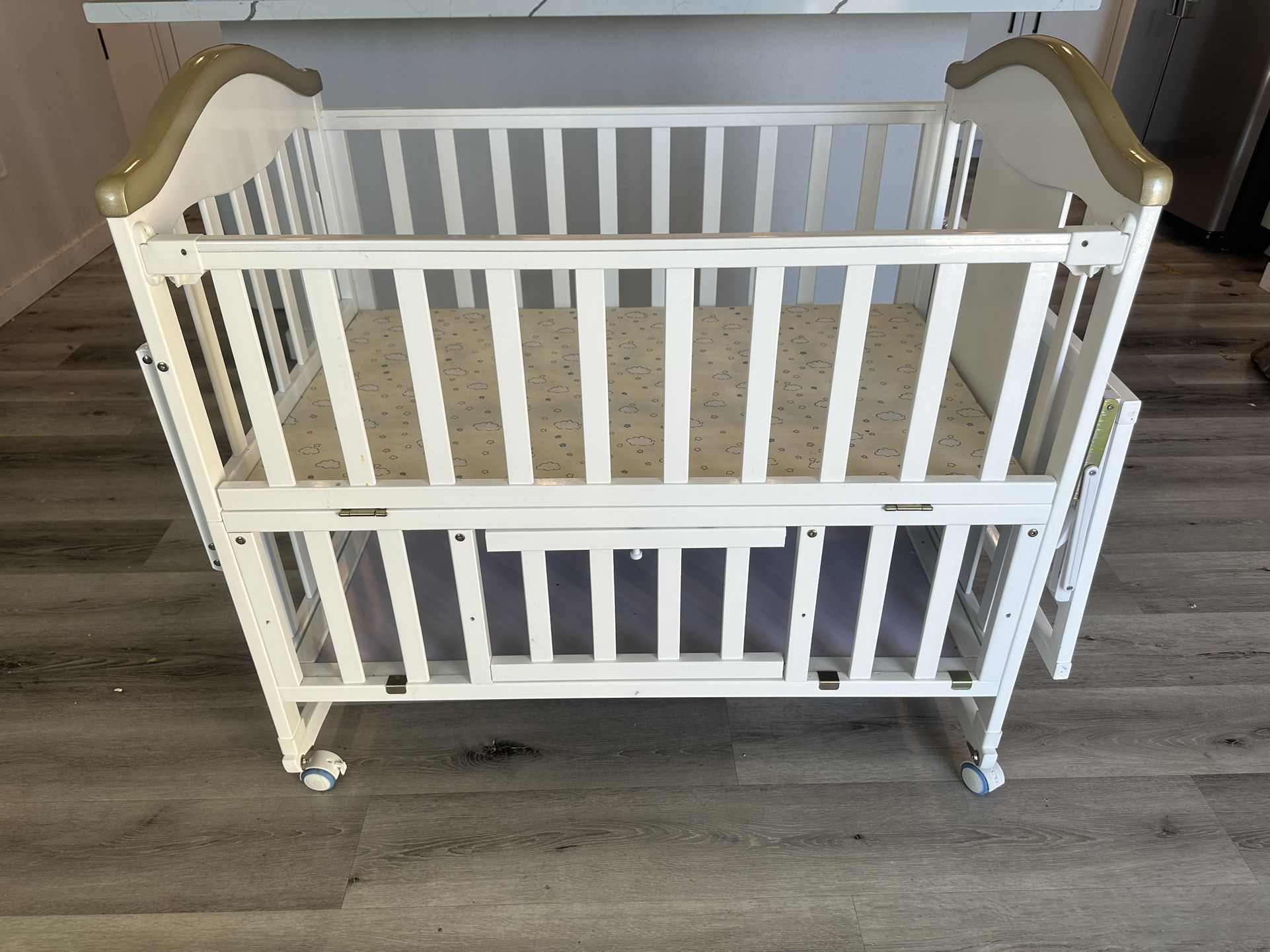 White Bassinet/Crib