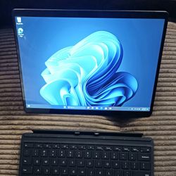 Microsoft Surface PRO 8 12.3" 2880x1920 Touchscreen Intel Core i5-1135G7 8 GB RAM 256 GB SSD Intel Iris Xe Graphics Windows 11 64 Bit OS Like New!!