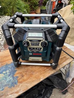 Bosch power box 18 V. Dual power cordless Bluetooth. Jobsite Radio. Charger power box only