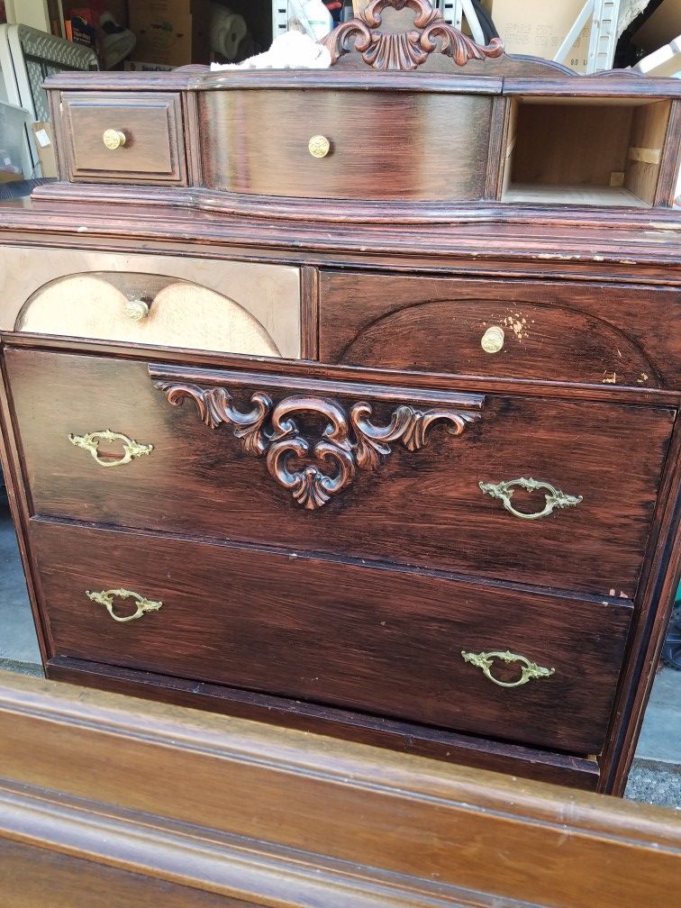 Antique dresser'-