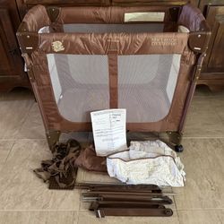 Arm's Reach Co-Sleeper Mini Arc Convertible Bassinet/ Playard