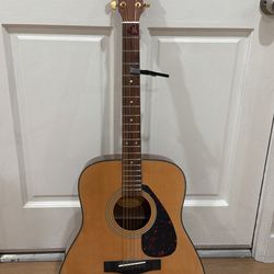 Yamaha F335 Acoustic Guitar with Capo