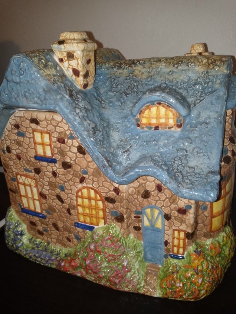 Thomas Kinkade Cottage Ceramic Cookie Jar Canister 2005 Everett's 1st Birthday
measures 9" x 7" x 9".