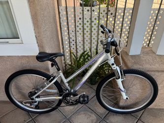 Giant Boulder SE aluminum mountain bicycle -Like new-