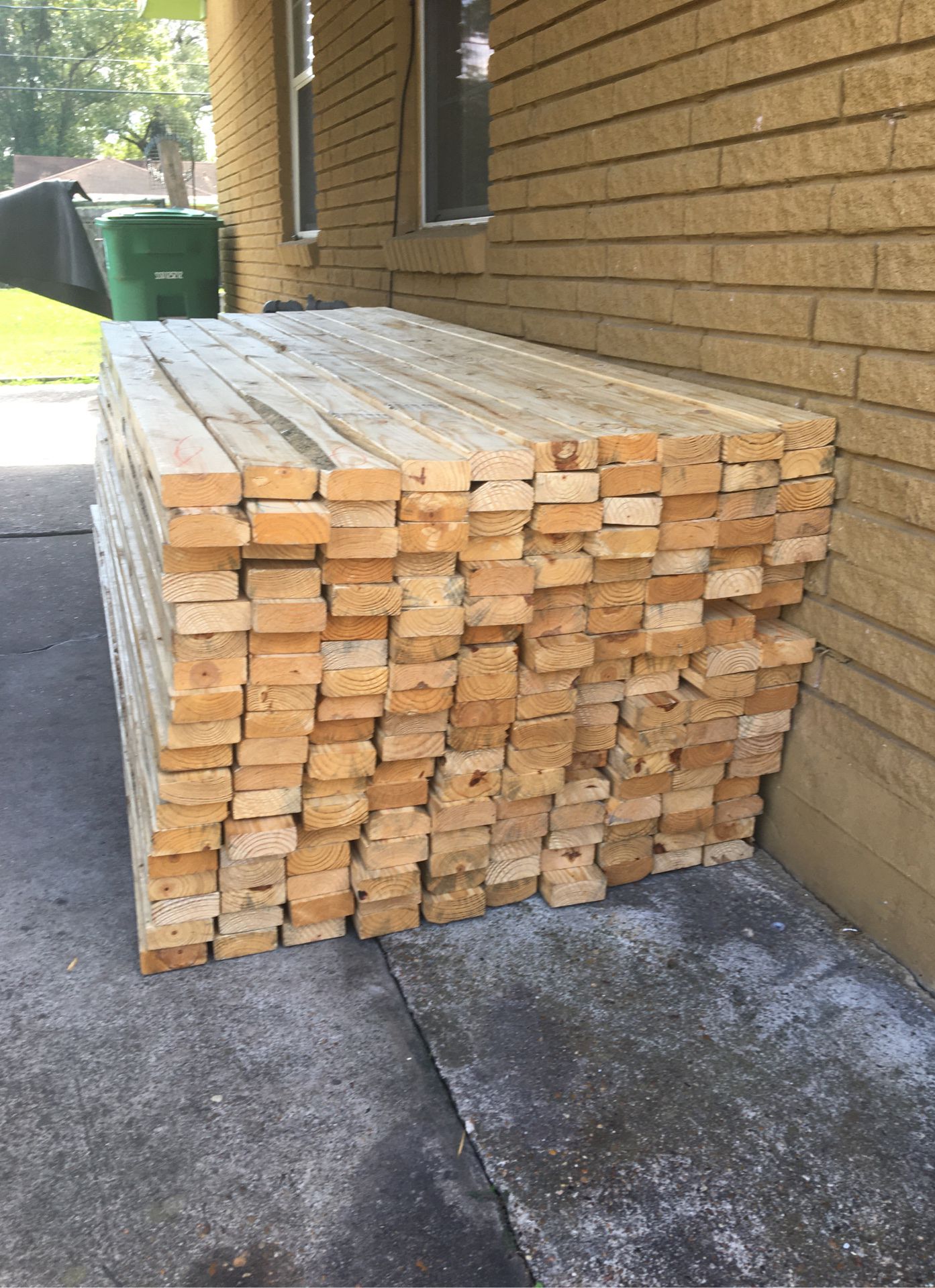 2x4x8 madera de pino (180 palos)