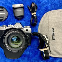 Mint Olympus OM-D E-M5 Mark III 20.4 MP 14-150mm Lens Mirrorless Digital Camera 2202 Click + Flash + Bag Photo Photography Hobby Outdoors 