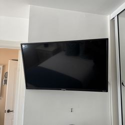 32 Inch Roku Smart TV & Swivel Mount
